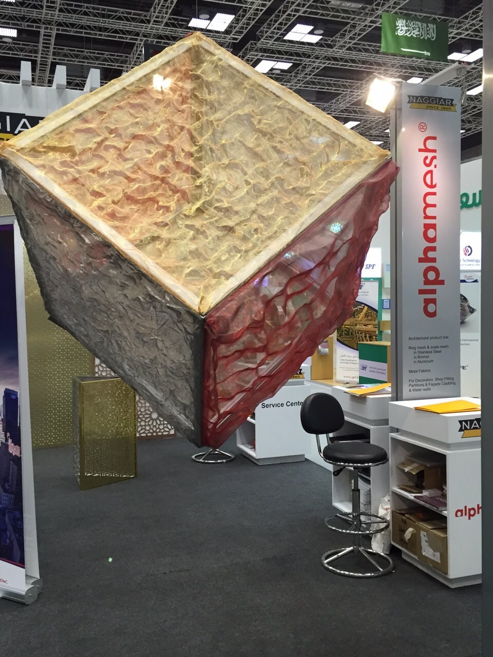 alphamesh Innovation — Experimentelle Metallgewebe-Ansätze